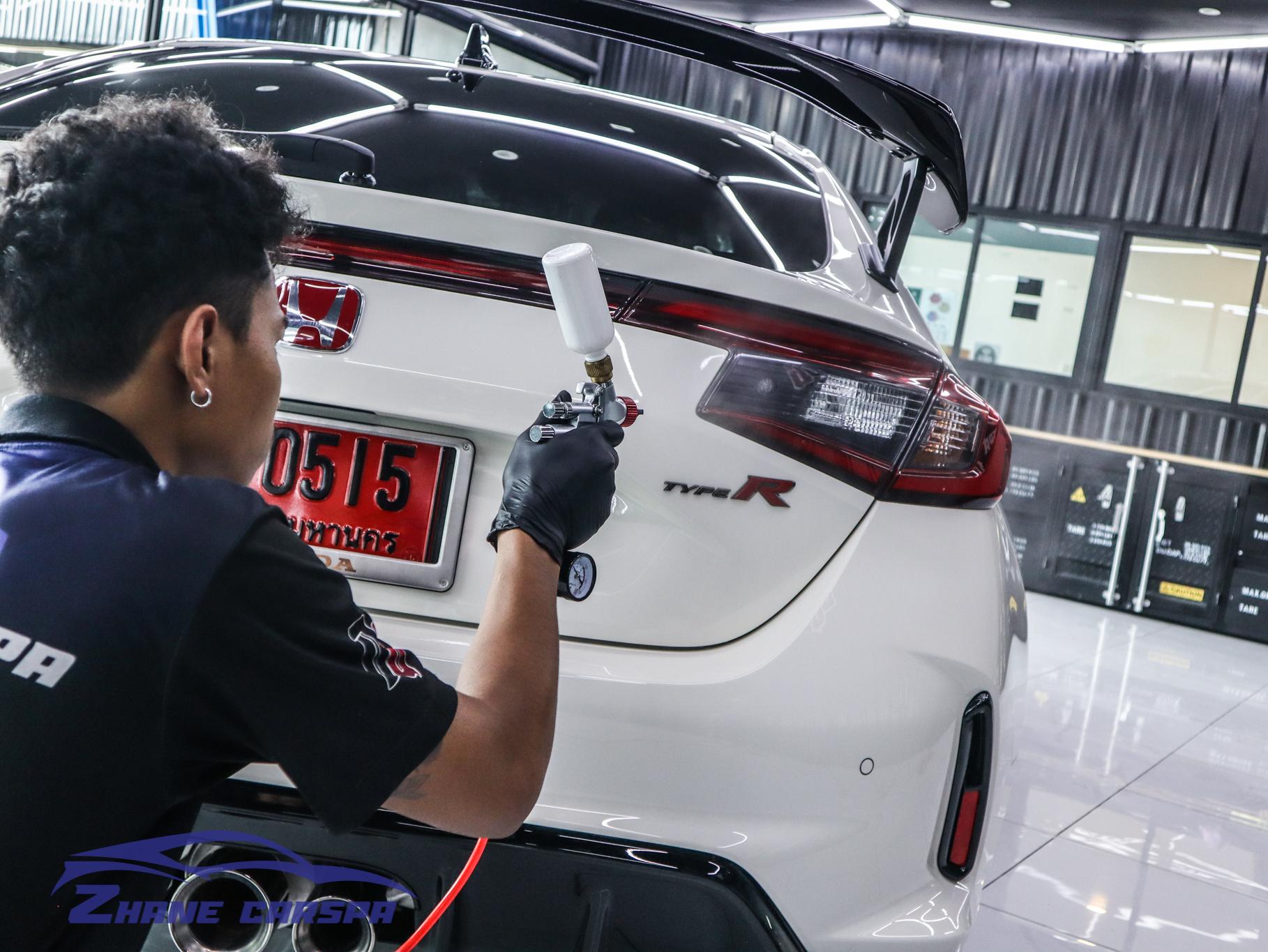 ผิวสีเงาลึกแบบ Mirror Finish ส่วนท้ายรถ