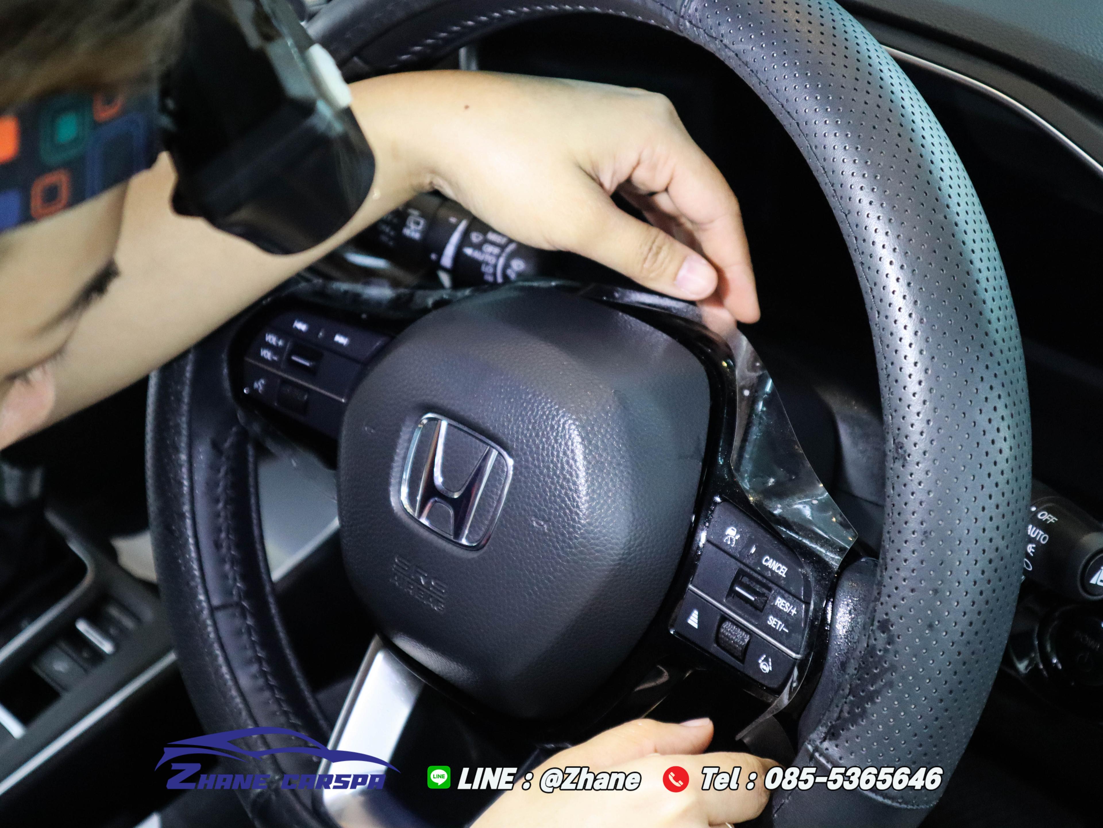 การติดตั้งฟิล์มกันรอยที่ปุ่มควบคุมพวงมาลัย