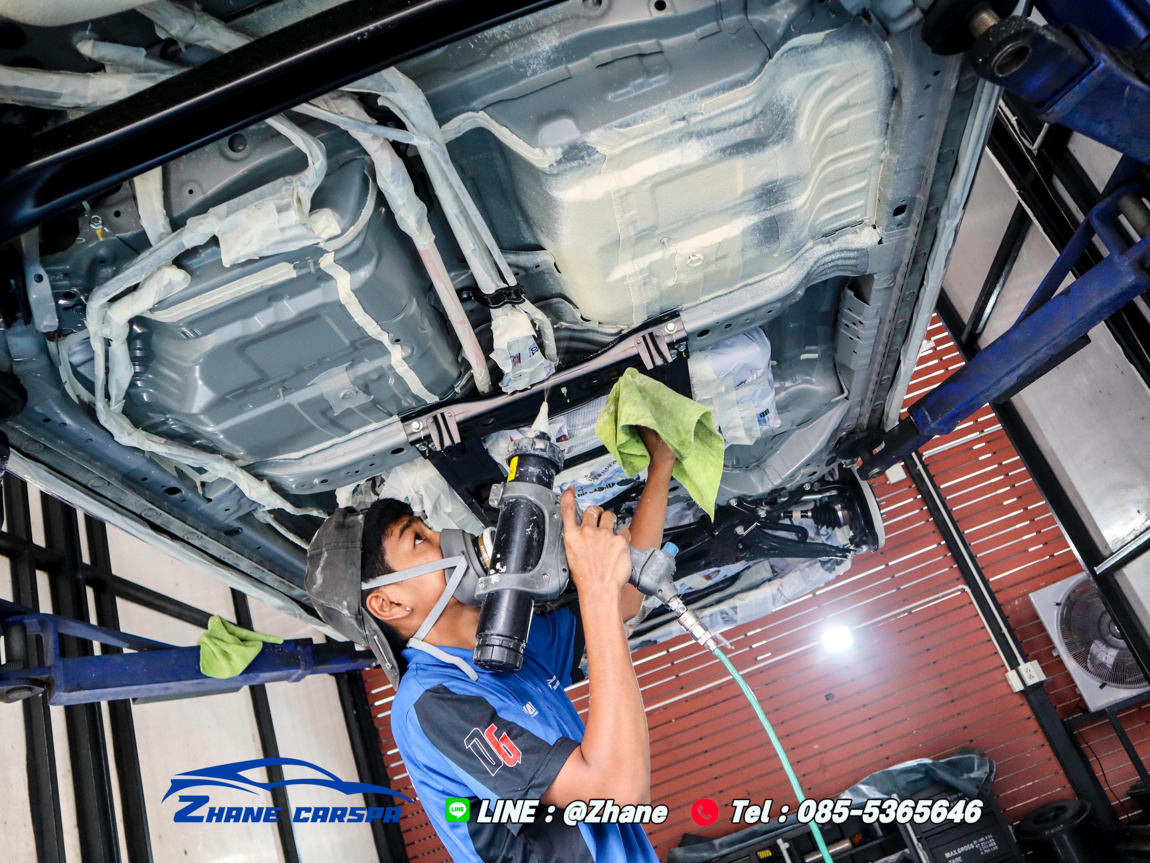 พนักงานกำลังพ่นน้ำยาซับเสียงชั้นแรก0